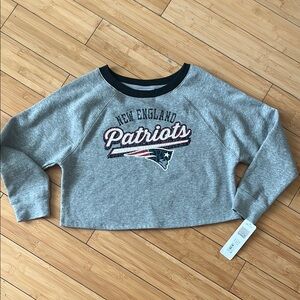 NWT cropped Gray New England Patriots Sweatshirt - size M Girls/Teens